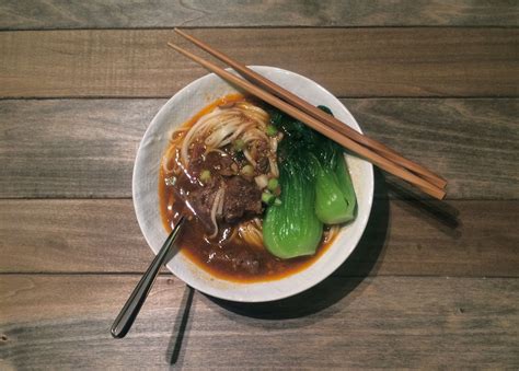  Huo Shao Niu Rou Mian: En Sprudlande Smörgåsbord av Smaker och Texturer - Vill Du Uppleva Den Ultimata Umami-Upplevelsen?