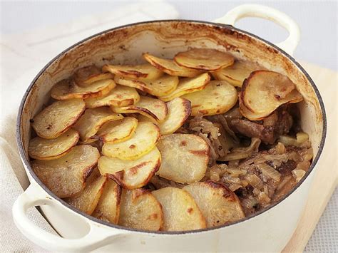  Lancashire Hotpot? En Krämiga Dröm av Kött och Grönsaker i en Gruslig Kylda Öster Englands Vinterkväll